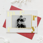 Fröhliche Typografie Modernes Foto Weihnachten Folien Feiertagskarte<br><div class="desc">Frohe Weihnachten | Mit dieser individuell gestaltbaren Weihnachtskarte aus Goldfolie laden wir Sie zu Ihrem Event ein. Es zeigt MERRY in fett formatierten Typografie. Personalisieren Sie diese moderne Urlaubskarte,  indem Sie Ihre Daten hinzufügen. Diese Weihnachtskarte des Fotos ist in anderen Farben und mit einem Karton erhältlich. Matching-Elemente sind verfügbar.</div>