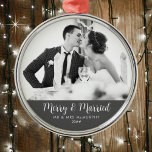 Fröhliche und Verheiratete Vintag & zeitlose Neuau Ornament Aus Metall<br><div class="desc">Feiern Sie Ihren Fröhlichen und Verheirateten Tag mit diesem Vintagen,  zeitlosen und klassischen Weihnachtsschmuck. Personalisieren Sie es mit Ihrem eigenen Foto,  Phrase und Datum. Dieses raffinierte Ornament mit exquisiter Typografie garantiert einen bleibenden Beweis für Ihren unvergesslichsten Tag. Wird auf deinem Weihnachtsbaum atemberaubend aussehen. Frohe Weihnachten und Glückwünsche!</div>