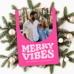 Fröhliche Vibes retro Spaß heiß rosa Foto Weihnach Feiertagskarte<br><div class="desc">Schicken Sie diese fröhlichen Vibes mit dieser lustigen Retro heißen rosa Weihnachtskarte! Diese Urlaubsfotokarte besticht durch ihre spielerische "fröhliche Foto"-Pflege auf der Vorderseite in Rosa. Die passende Magenta-Rückseite hat Platz für drei weitere Fotos und mehr Text. Machen Sie Ihre Urlaubskarte mit diesem stilvollen Design einzigartig! Auch in anderen Farben und...</div>