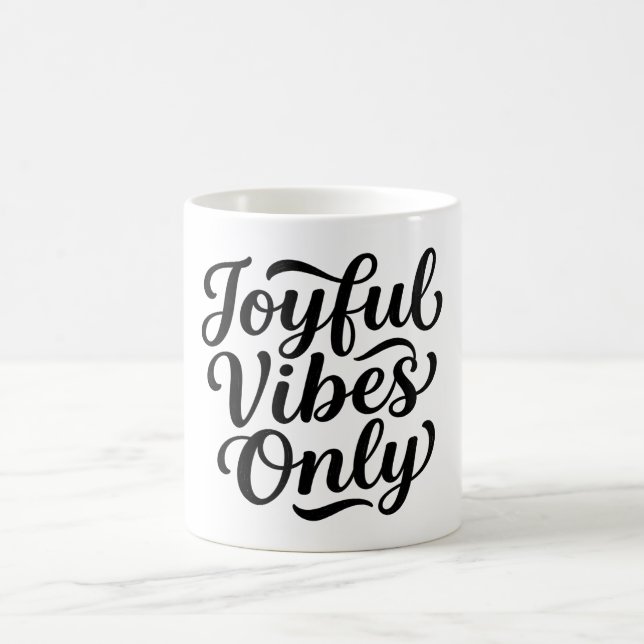 Fröhliche Vibes Typografie Kaffeetasse (Mittel)