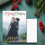 Fröhliche Weihnachten Elegantes Rot-Grün-Typografi<br><div class="desc">Elegante frohe Weihnachts-Foto-Postkarte mit wunderschönen kursiven Typografie in rot und grün. Diese modernen Familienfotos von Postkarten sind mit einem prächtigen Drehbuch und Ihrem Namen in Weiß über dem kompletten Blutbild versehen.</div>