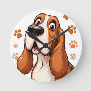 Fröhlicher Basset-Hund mit orangen Pfotenabdrücken Runde Wanduhr
