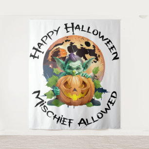 Fröhlicher Halloween-Kobold versteckt sich hinter Wandteppich