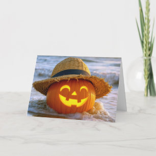 Fröhlicher Halloween-Kürbis am Strand Karte