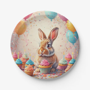 Fröhlicher Hase feiert mit Cupcakes Pappteller