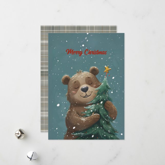 Fröhlicher Niedlicher Bär umarmt Weihnachtsbaum Feiertagskarte (Vorderseite/Rückseite Beispiel)