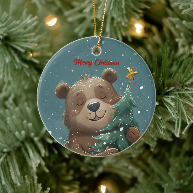 Fröhlicher Niedlicher Bär umarmt Weihnachtsbaum Keramik Ornament (Baum)
