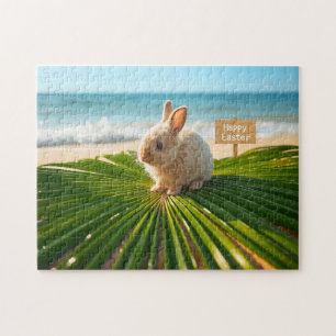 Fröhlicher Osterhase auf Palmzweig am Strand