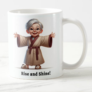 Fröhlicher Senior in einem gemütlichen Morgenmante Kaffeetasse