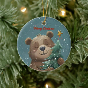Fröhlicher süßer Bär umarmt Weihnachtsbaum Keramik Ornament