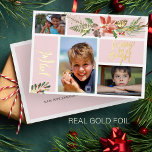 Fröhlicher und heller Foto-Collage Goldrot Folien Feiertagskarte<br><div class="desc">Moderne trendige boho blush rosa Foto Collage luxuriöse goldfarbene Urlaubskarte mit einer Weihnachtssaison Aquarell Blumenstrauß aus rotem Backstein Terracotta Poinsettia Blume, einem Pinecone, Salbei Jäger grüne Tanne und Blattwerk mit "Fröhlich und hell" handgeschriebener Typografie-Schrift. Persönlich mit 3 Fotos auf der Vorderseite und der Signatur auf der Rückseite! BITTE BEACHTEN SIE,...</div>