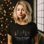 Fröhlicher und heller moderner Retro-Weihnachtsbau T-Shirt<br><div class="desc">Mit unserem Retro-Weihnachtsbaum-T-Shirt erhalten Sie Freude und Glanz! 🎄 Passen Sie Ihren Familiennamen und Ihre personalisierte Nachricht an,  um Ihren Urlaub noch angenehmer zu gestalten. Feierliche Mode in ihrer besten Form! 🎅 #MerryandBright #RetroChristmas</div>