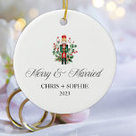 Fröhlicher und Verheirateter First Christmas Nutcr Keramik Ornament<br><div class="desc">Feiern Sie Ihre ersten Weihnachten als Neugeborene mit unserem charmanten, fröhlichen und Verheirateten Ornament. Mit herrlichen Heiligen Beeren, Grünpflanzen und einem schönen Wasserfarbenschleier ist dieser Schmuck Set auf einem knusprigen, weißen Hintergrund. Die Namen des Ehepaares werden in fett schwarzem Schriftart gezeigt, was diesem festlichen Sake eine persönliche Touch verleiht. Dieses...</div>