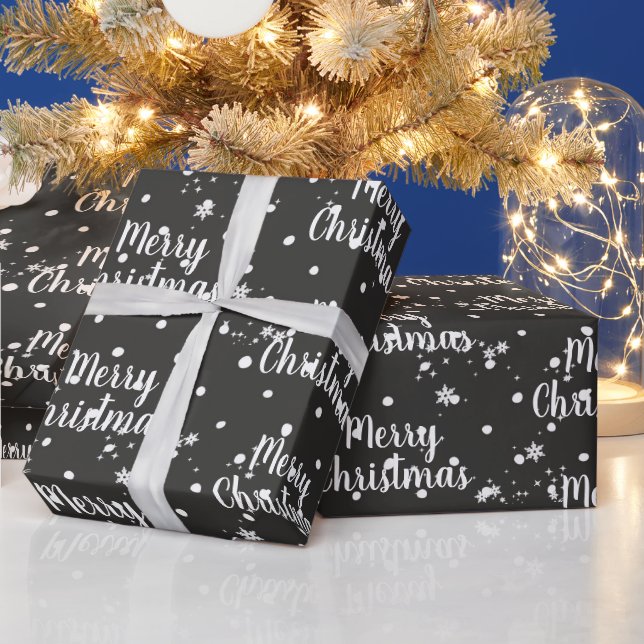Fröhlicher Weihnachtstext in Schneeflocken auf rot Geschenkpapier (Feiertage)
