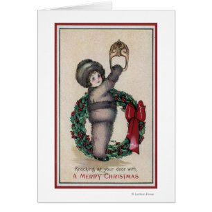 Fröhliches ChristmasKid, das mit einem Kranz