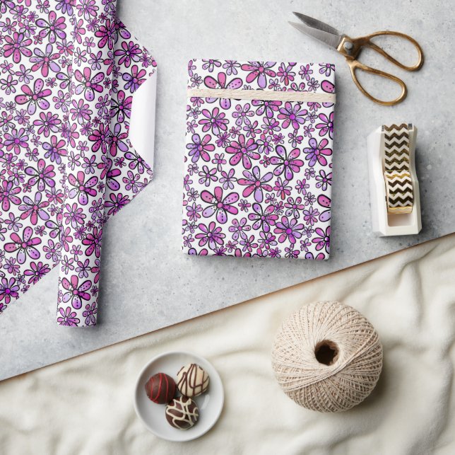 Fröhliches Retro-Blumenmuster mit rosa und Lila Geschenkpapier (Kunsthandwerk)