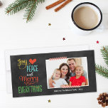 Fröhliches und farbenfrohes Black Chalkboard Foto Feiertagskarte<br><div class="desc">Einfache und stilvolle Weihnachtskarte mit dem Begriff "Freude, Liebe, Frieden und alles Merry" in fett gedruckten Farben und modernen handgeschriebenen Schriften auf schwarzem Chalkboard-Hintergrund. Die Waschbänder sind rot-weiß gestreift. Personalisieren Sie mit Ihrem Foto (Landschaftsformat) und dem eigenen Text. Holzkohle graue / weiche schwarze Unterlage mit fett goldgelben, roten, türkisfarbenen, grünen...</div>