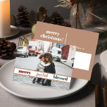 Fröhliches Weihnachts-Foto Postkarte<br><div class="desc">Diese Weihnachtspostkarte bietet einen Bereich,  in dem Sie Ihr eigenes Foto,  einen modernen handgeschriebenen Schriftart und eine elegante Kombination aus Gold und Weiß hinzufügen können. Bearbeiten Sie *most* nach Ihren Wünschen und bearbeiten Sie alle Farben nach Ihren Wünschen.</div>