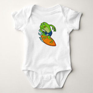 Frosch als Surfer mit Surfbrett Baby Strampler