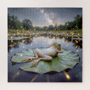 Frosch auf einem Seerosenblatt mit Glühwürmern