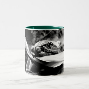Frosch auf Leaf B+W Zweifarbige Tasse