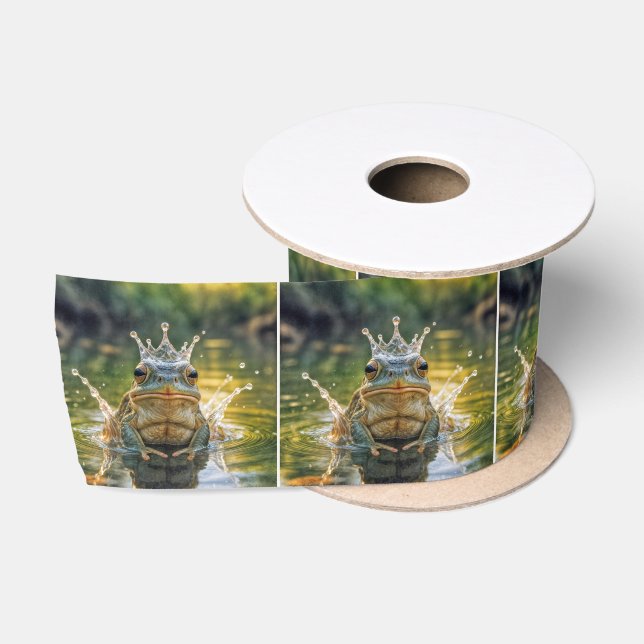 Frosch, der eine Wasserschlackenkrone trägt Satinband (Spule)