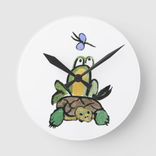 Frosch fängt eine Fahrt auf Schildkröte Runde Wanduhr