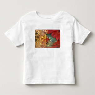 Frosch und Spiegelungen zwischen Blumen. Bildnachw Kleinkind T-shirt