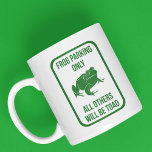 Froschparkplatz nur ein Zeichen funny Grafik Kaffeetasse<br><div class="desc">Zeigen Sie Ihre Liebe für Frösche und Ihre Wertschätzung für Papa Witze zur gleichen Zeit mit dieser lustigen Kaffee-Tasse,  die eine Straße Zeichen Stil Illustration,  die die Meldung FROG PARKING NUR ALLE ANDEREN wird TOAD zusammen mit einer Abbildung eines grünen Frosch.</div>