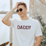 FROST Rustic Lumberjack Red Flannel Daddy T-Shirt<br><div class="desc">Dieses Shirt hat einen rustikalen Wasserfarbenflanell,  der das Wort "Papa" beschreibt. Dieses Papa Shirt ist das ideale Geschenk für Ihren liebsten erwarteten Vater oder arbeitet als eine großartige Schwangerschaftsankündigung Idee.</div>