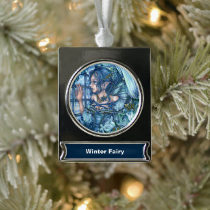 Frostfeenmädchens Blick auf einen saphirnen Winter Banner-Ornament Silber