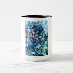 Frostfeenmädchens Blick auf einen saphirnen Winter Tasse