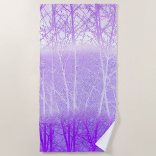 Frostige Nebelbäume in Flieder-Lavendel Strandtuch