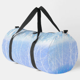 Frostige nebelige Bäume Baby Blau Duffle Bag