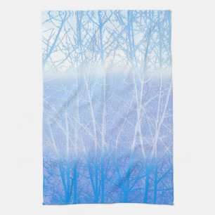 Frostige nebelige Bäume Baby Blau Geschirrtuch