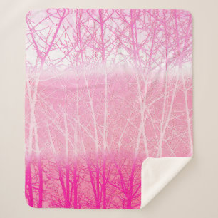 Frostige, neblige Bäume in Pfirsich und Rosa Sherpadecke