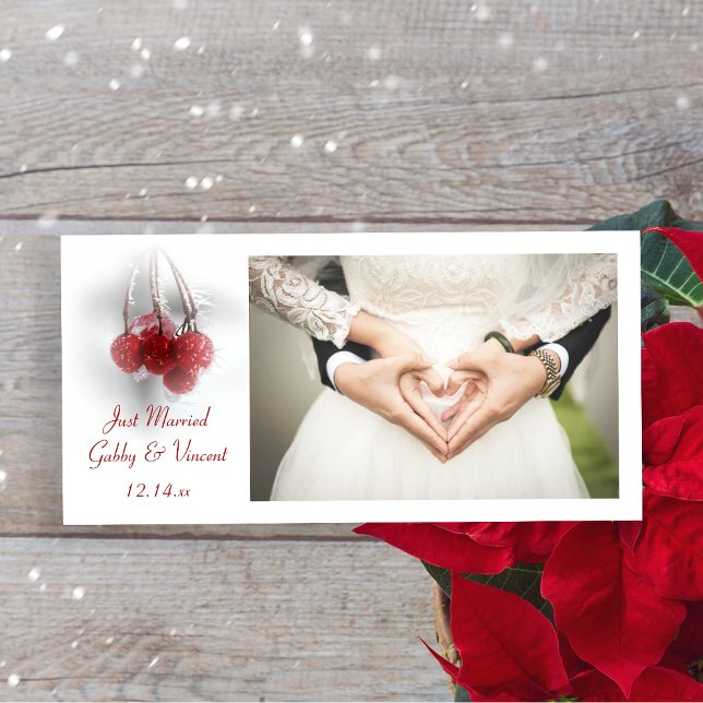 Frostige Red Berries Winter Just Married Foto Card Ankündigung (Von Creator hochgeladen)