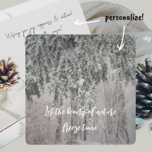 Frostige Zweige und ein schneebedeckter Wald Feiertagskarte