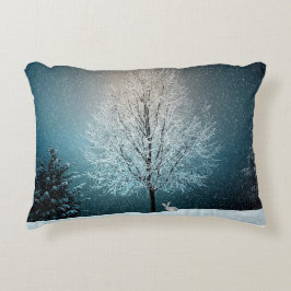 Frostiger Baum im Abend Dekokissen