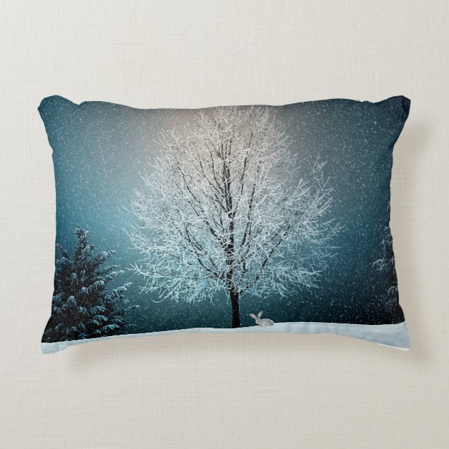 Frostiger Baum im Abend Dekokissen (Vorderseite)