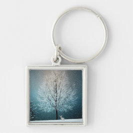 Frostiger Baum im Abend Schlüsselanhänger