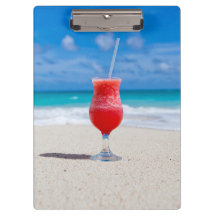 Frostiger Strawberry Drink am Strand