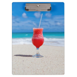 Frostiger Strawberry Drink am Strand Klemmbrett