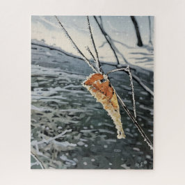 Frostiges Leaf über einem Schneestrom