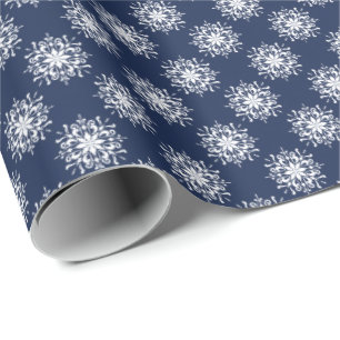 Frostiges Schneeflockendesign auf einem mitternach Geschenkpapier