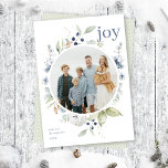 Frostiges Watercolor Winter Folienkranz-Foto Feiertagskarte<br><div class="desc">Diese elegante und klassische Urlaubskarte verfügt über einen wunderschönen runden Aquarellrahmen aus Blätter, Beeren und anderen Grünpflanzen. Der Gruß auf der Vorderseite sagt "Joy" in einem klassischen Serif-Schriftart. Auf der Rückseite der Karte befindet sich ein einfacher, grün-weißer diagonaler Streifen, der auf Wunsch entfernt werden kann. Sie können auch ein anderes...</div>