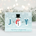 Frosty Snowman Winter Wonderland Freude Weihnachte Feiertagskarte<br><div class="desc">Winterwunderland Weihnachtskarte zeigt Frosty the Snowman in einer schneebedeckten Landschaft mit Bäumen und Schneeflocken,  mit einem "JOY"-Typografie,  der in blauen Buchstaben grüßt (Frostbauch ersetzt das "O"). Original-Kunstwerk KL Stock.</div>