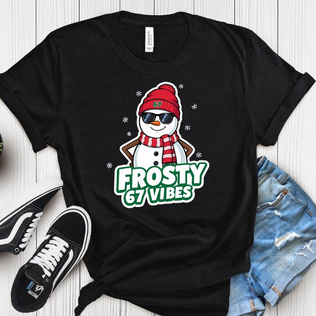 Frosty Vibes 67 Snowman Christmas – Retro Winter  T-Shirt (Von Creator hochgeladen)