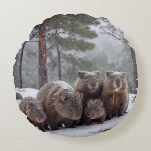 Frozen Burrow: Australian Wombat Family, Rundes Kissen