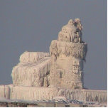 Frozen Cleveland Lighthouse Freistehende Fotoskulptur<br><div class="desc">Dezember 2010, für etwa zweieinhalb Wochen, war der Leuchtturm in Cleveland Harbour komplett eingefroren und bildete eine 28 Meter hohe Eiskultur. Interessant, weil dies die Welt News, als eine bizarre Sicht in Cleveland Harbour, Das Licht ist automatisiert, und dieses Jahr ( 2011) markiert 100 Jahre dieser Leuchtturm stand in Cleveland...</div>
